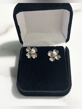 Vintage Stuart NYE 925 Sterling Silver Dogwood Flower Post Earrings